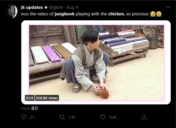 Penyanyi BTS Jungkook makan ayam.