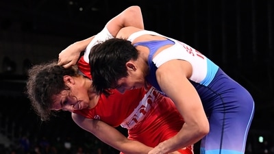 Tokyo 2020 Olympics - Wrestling - Freestyle - Women's 50kg - Last 16 - Makuhari Messe Hall A, Chiba, Japan - August 6, 2021. Sarra Hamdi of Tunisia in action against Seema Seema of India. REUTERS/Piroschka Van De Wouw (REUTERS)