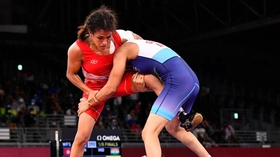 Tokyo 2020 Olympics - Wrestling - Freestyle - Women's 50kg - Last 16 - Makuhari Messe Hall A, Chiba, Japan - August 6, 2021. Sarra Hamdi of Tunisia in action against Seema Seema of India. REUTERS/Piroschka Van De Wouw (REUTERS)