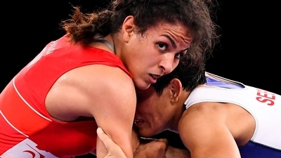 Tokyo 2020 Olympics - Wrestling - Freestyle - Women's 50kg - Last 16 - Makuhari Messe Hall A, Chiba, Japan - August 6, 2021. Sarra Hamdi of Tunisia in action against Seema Seema of India. REUTERS/Piroschka Van De Wouw (REUTERS)