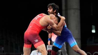 Tokyo 2020 Olympics - Wrestling - Freestyle - Men's 65kg - Last 16 - Makuhari Messe Hall A, Chiba, Japan - August 6, 2021. Ernazar Akmataliev of Kyrgyzstan in action against Bajrang Bajrang of India. REUTERS/Piroschka Van De Wouw (REUTERS)