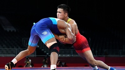 Tokyo 2020 Olympics - Wrestling - Freestyle - Men's 65kg - Last 16 - Makuhari Messe Hall A, Chiba, Japan - August 6, 2021. Ernazar Akmataliev of Kyrgyzstan in action against Bajrang Bajrang of India. REUTERS/Piroschka Van De Wouw (REUTERS)