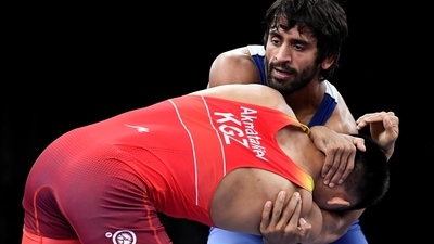 Tokyo 2020 Olympics - Wrestling - Freestyle - Men's 65kg - Last 16 - Makuhari Messe Hall A, Chiba, Japan - August 6, 2021. Ernazar Akmataliev of Kyrgyzstan in action against Bajrang Bajrang of India. REUTERS/Piroschka Van De Wouw (REUTERS)