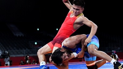 Tokyo 2020 Olympics - Wrestling - Freestyle - Men's 65kg - Last 16 - Makuhari Messe Hall A, Chiba, Japan - August 6, 2021. Ernazar Akmataliev of Kyrgyzstan in action against Bajrang Bajrang of India. REUTERS/Piroschka Van De Wouw (REUTERS)