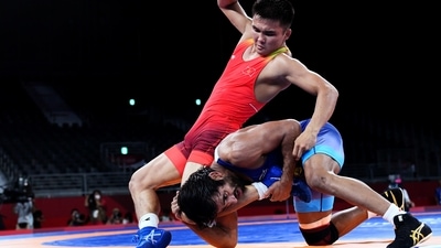 Tokyo 2020 Olympics - Wrestling - Freestyle - Men's 65kg - Last 16 - Makuhari Messe Hall A, Chiba, Japan - August 6, 2021. Ernazar Akmataliev of Kyrgyzstan in action against Bajrang Bajrang of India. REUTERS/Piroschka Van De Wouw (REUTERS)