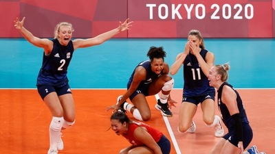 Tokyo 2020 Olympics - Volleyball - Women's Semifinal - Serbia v USA - Ariake Arena, Tokyo, Japan – August 6, 2021. Jordyn Poulter of the United States celebrates with teammates after the match. REUTERS/Valentyn Ogirenko (REUTERS)