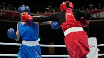 Tokyo 2020 Olympics - Boxing - Women's Middleweight  - Semifinal - Kokugikan Arena - Tokyo, Japan - August 6, 2021. Li Qian of China in action against Zenfira Magomedalieva of the Russian Olympic Committee Pool via REUTERS/Themba Hadebe (REUTERS)