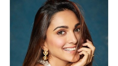 Kiara opted for gold earrings and accessories to complement her look, opting for a subtle, dewy make-up look. (Instagram) Kiara opted for gold earrings and accessories to complement her look, opting for a subtle, dewy make-up look. (Instagram)