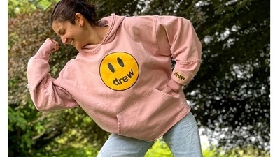 Anushka's pink hoodie caught many a gaze as it has also been seen on Justin Bieber, and comes from the pop star's brand House of Drew. (Instagram) Anushka's pink hoodie caught many a gaze as it has also been seen on Justin Bieber, and comes from the pop star's brand House of Drew. (Instagram)