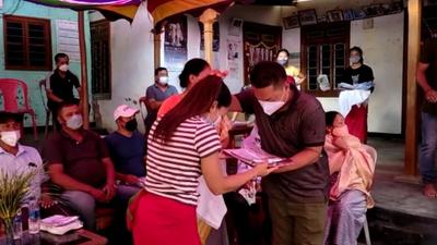 During Thursday’s event, Mirabai honoured the truck drivers by presenting gifts as a token of appreciation. (SOURCED.)