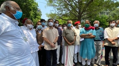 Opposition leaders at the farmers' protest site in Jantar Mantar. (ANI image) Opposition leaders at the farmers' protest site in Jantar Mantar. (ANI image)