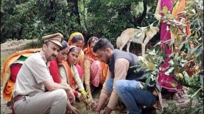 Villagers in Dobad village of Bageshwar district planting a sapling. (HT PHOTO.) Villagers in Dobad village of Bageshwar district planting a sapling. (HT PHOTO.)