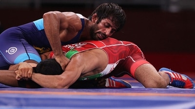 Morteza Ghiasi Cheka of Iran competes against Bajrang Punia of India. (Getty Images) Morteza Ghiasi Cheka of Iran competes against Bajrang Punia of India. (Getty Images)