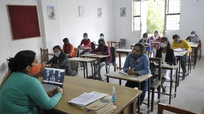 All colleges, universities and technical education institutions will also operate with 50 per cent of attendance. All colleges, universities and technical education institutions will also operate with 50 per cent of attendance.