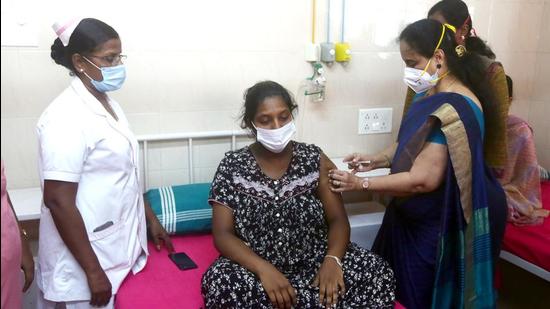 Tamil Nadu, June 16 (ANI): A healthcare worker inoculates a mother of a newborn child with COVID-19 vaccine at a government Children Hospital, in Chennai on Wednesday. (ANI Photo) (ANI) Tamil Nadu, June 16 (ANI): A healthcare worker inoculates a mother of a newborn child with COVID-19 vaccine at a government Children Hospital, in Chennai on Wednesday. (ANI Photo) (ANI)