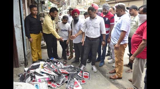 With Jasdev Sekhon getting transferred, mayor Balkar Singh Sandhu said the drive against plastic ban will continue and another official will be deputed to lead the team. (HT File Photo)