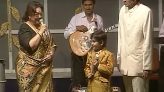 Tabassum introduces Aditya Narayan on stage at an event in 1995.