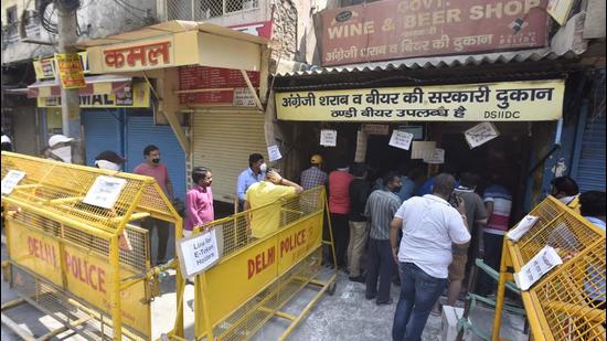 People outside a liquor store in Delhi. (Sonu Mehta/HT Archive)