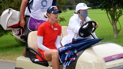 Tokyo 2020 Olympics - Golf - Women's Individual - Final - Round 4 - Kasumigaseki Country Club - Kawagoe, Saitama, Japan - August 7, 2021. Aditi Ashok of India leaves for a pause due to the weather. REUTERS/Toby Melville (REUTERS)