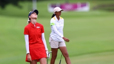Tokyo 2020 Olympics - Golf - Women's Individual - Final - Round 4 - Kasumigaseki Country Club - Kawagoe, Saitama, Japan - August 7, 2021. Nelly Korda of the United States reacts next to Aditi Ashok of India. REUTERS/Murad Sezer (REUTERS)