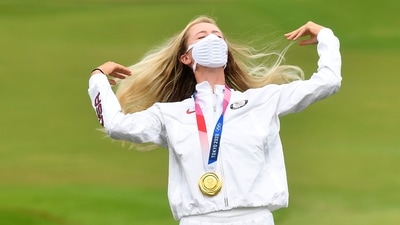 Tokyo 2020 Olympics - Golf - Women's Individual - Medal Ceremony - Kasumigaseki Country Club - Kawagoe, Saitama, Japan - August 7, 2021. Gold medalist Nelly Korda of the United States stands on the podium. REUTERS/Toby Melville (REUTERS)