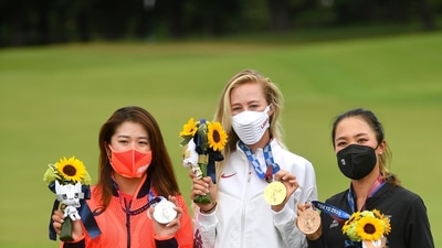 Tokyo 2020 Olympics - Golf - Women's Individual - Medal Ceremony - Kasumigaseki Country Club - Kawagoe, Saitama, Japan - August 7, 2021. Gold medalist Nelly Korda of the United States, silver medalist Mone Inami of Japan and bronze medalist Lydia Ko of New Zealand pose on the podium. REUTERS/Toby Melville (REUTERS)