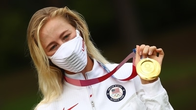 Tokyo 2020 Olympics - Golf - Women's Individual - Medal Ceremony - Kasumigaseki Country Club - Kawagoe, Saitama, Japan - August 7, 2021. Gold medalist Nelly Korda of the United States poses with her medal. REUTERS/Murad Sezer (REUTERS)