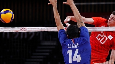 Tokyo 2020 Olympics - Volleyball - Men's Gold medal match - France v The Russian Olympic Committee - Ariake Arena, Tokyo, Japan – August 7, 2021. Ilyas Kurkaev of the Russian Olympic Committee in action with Nicolas Le Goff of France. REUTERS/Valentyn Ogirenko (REUTERS)