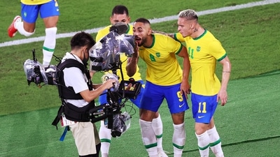 Tokyo 2020 Olympics - Soccer Football - Men - Gold medal match - Brazil v Spain - International Stadium Yokohama, Yokohama, Japan - August 7, 2021. Matheus Cunha of Brazil celebrates scoring their first goal with Antony of Brazil and a cameraman. REUTERS/Stoyan Nenov (REUTERS)