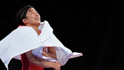 Tokyo 2020 Olympics - Wrestling - Freestyle - Women's 50kg - Gold medal match - Makuhari Messe Hall A, Chiba, Japan - August 7, 2021. Yui Susaki of Japan celebrates after winning gold REUTERS/Piroschka Van De Wouw (REUTERS)