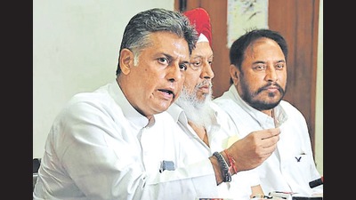 Manish Tewari, Congress’ MP from Anandpur Sahib, addressing the media at the Circuit House, in Ludhiana on Saturday . (Gurpreet Singh/HT)
