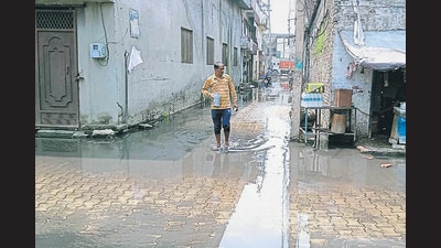 Residents of Baba Deep Singh Nagar, Ward Number 21, say that the authorities have failed to resolve the issue despite repeated complaints. (HT Photo)