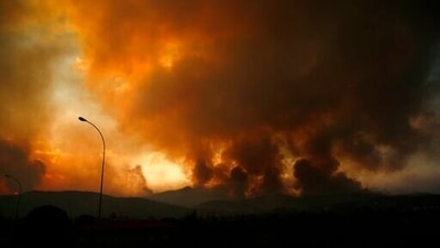 Smoke spreads over Parnitha mountain during a wildfire in Ippokratios Politia village, about 35 kilometres (21 miles), northern Athens, Greece on August 6.  (Photo/Lefteris Pitarakis)