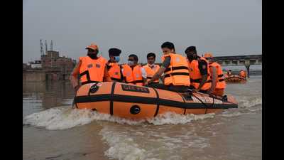 NDRF team inspecting the flood-affected areas in Varanasi on Saturday. (HT PHOTO) NDRF team inspecting the flood-affected areas in Varanasi on Saturday. (HT PHOTO)