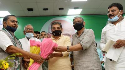 JD(U) national president Lalan Singh welcomes former LJP leader Sri Bhagwan Singh Kushwaha, at party office in Patna on Saturday. (Santosh Kumar/HT Photo)