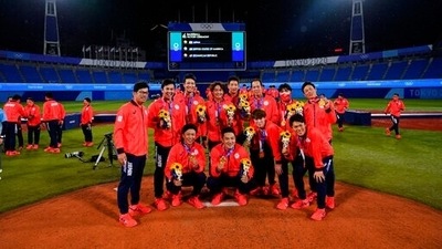 Gold medalist Japan poses for photographs on the pitching mound after a medal ceremony for baseball at the at the 2020 Summer Olympics, Saturday, Aug. 7, 2021, in Yokohama, Japan. (AP Photo/Matt Slocum) (AP) Gold medalist Japan poses for photographs on the pitching mound after a medal ceremony for baseball at the at the 2020 Summer Olympics, Saturday, Aug. 7, 2021, in Yokohama, Japan. (AP Photo/Matt Slocum) (AP)