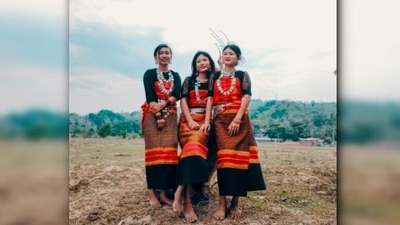 Tripura: The women of Tripura wear two-piece clothing called 'Rinai' and 'Risa.' While the former is wrapped around the waist, the latter is worn on the upper part of the body.  (Instagram/@tiprasa.people)