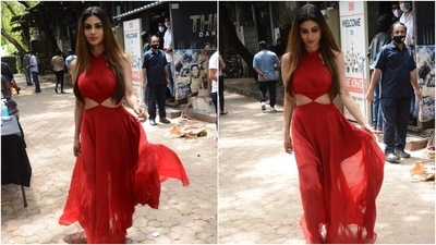 Mouni wore the outfit with no accessories and left her locks open in a middle parting. She chose smoky eye shadow, nude lip shade, kohl-adorned eyes, mascara on the lashes, and dewy skin for her glam. (Varinder Chawla) Mouni wore the outfit with no accessories and left her locks open in a middle parting. She chose smoky eye shadow, nude lip shade, kohl-adorned eyes, mascara on the lashes, and dewy skin for her glam. (Varinder Chawla)