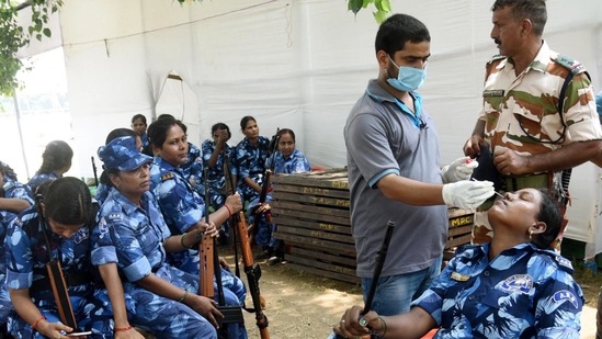 A health worker collects swab samples from Anti Riot Battalion (ARB) personnel for Covid-19 testing before rehearsal for Independence Day celebrations at Gandhi Maidan in Patna, Bihar on August 6,(Santosh Kumar/Hindustan Times)