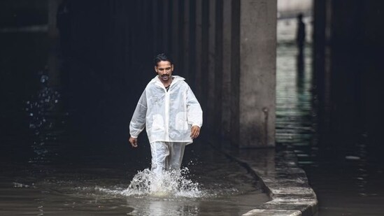 Waterlogging at an underpass after heavy rains in Yamuna Bazar, New Delhi.(Sanchit Khanna/HT photo)