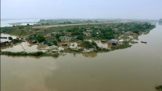 A view of flooded diara area in Patna. (Santosh Kumar/HT photo)