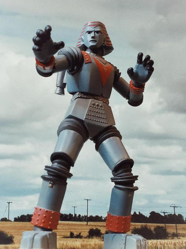 Come on, Giant Robot, shoot bullets from your fingertips. (TV Asahi) Come on, Giant Robot, shoot bullets from your fingertips. (TV Asahi)