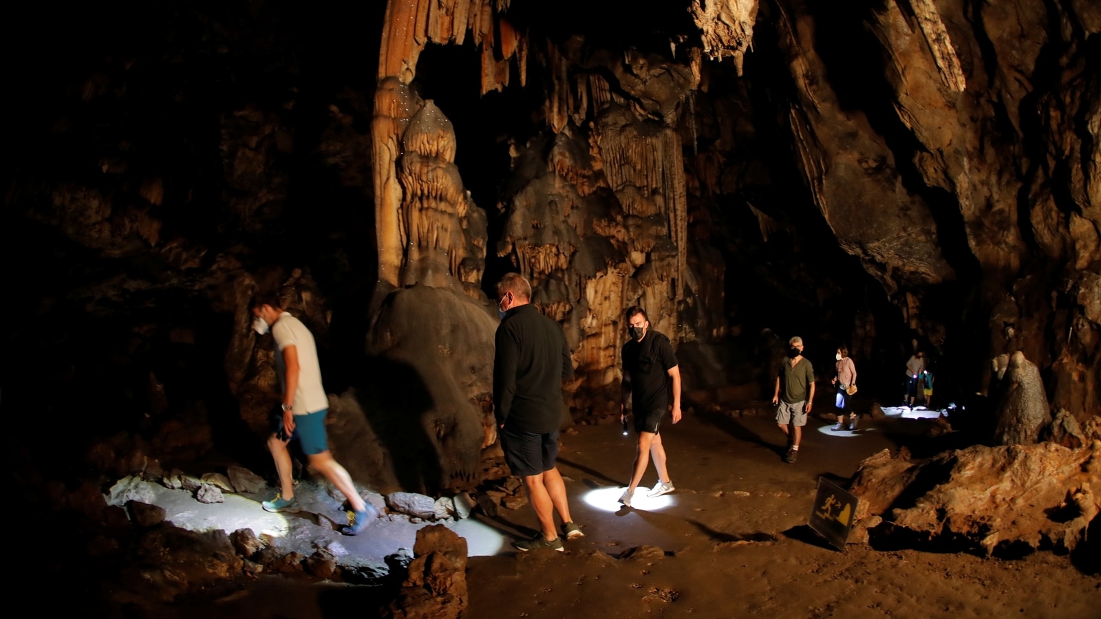 Neanderthals were artists? Here's what prehistoric cave paintings in