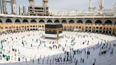 Pilgrims keeping social distance perform their Umrah in the Grand Mosque during the annual Haj pilgrimage in the holy city of Mecca, in Saudi Arabia. (via REUTERS)