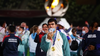 Tokyo 2020 Olympics - The Tokyo 2020 Olympics Closing Ceremony - Olympic Stadium, Tokyo, Japan - August 8, 2021. Gold medallist Akbar Djuraev of Uzbekistan during the closing ceremony REUTERS/Antonio Bronic (REUTERS)