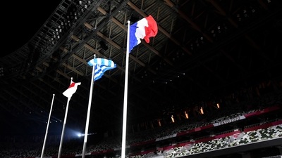 Tokyo 2020 Olympics - The Tokyo 2020 Olympics Closing Ceremony - Olympic Stadium, Tokyo, Japan - August 8, 2021. The flags of Japan, Greece and France are seen in front of empty seats during the closing ceremony REUTERS/Toby Melville (REUTERS)
