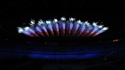 Tokyo 2020 Olympics - The Tokyo 2020 Olympics Closing Ceremony - Olympic Stadium, Tokyo, Japan - August 8, 2021. Fireworks explode at the end of the closing ceremony REUTERS/Jorge Silva (REUTERS)