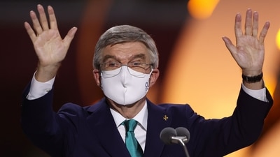 Tokyo 2020 Olympics - The Tokyo 2020 Olympics Closing Ceremony - Olympic Stadium, Tokyo, Japan - August 8, 2021. International Olympic Committee (IOC) President Thomas Bach waves to the crowd Pool via REUTERS/Dan Mullan (Pool via REUTERS)