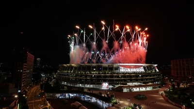 Tokyo 2020 Olympics - The Tokyo 2020 Olympics Closing Ceremony - Olympic Stadium, Tokyo, Japan - August 8, 2021. General view of fireworks outside the stadium during the closing ceremony REUTERS/Thomas Peter (REUTERS)