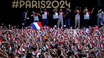 People gather at Paris' Olympics fan zone to watch the closing ceremony of the Tokyo games, in front of the Eiffel Tower, at Trocadero Gardens in Paris, France, August 8, 2021. REUTERS/Benoit Tessier (REUTERS)